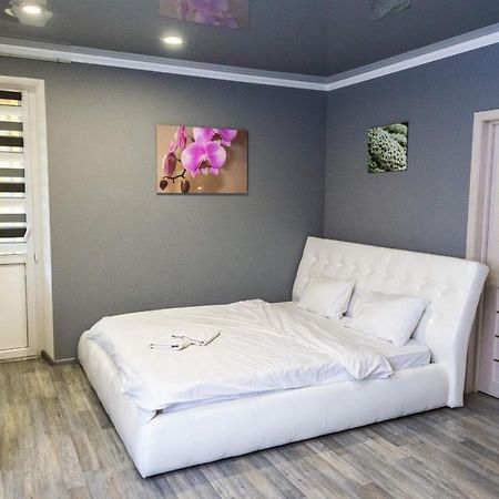 Cozy Apartment In A New Building Close To The Downtown Kijev Kültér fotó