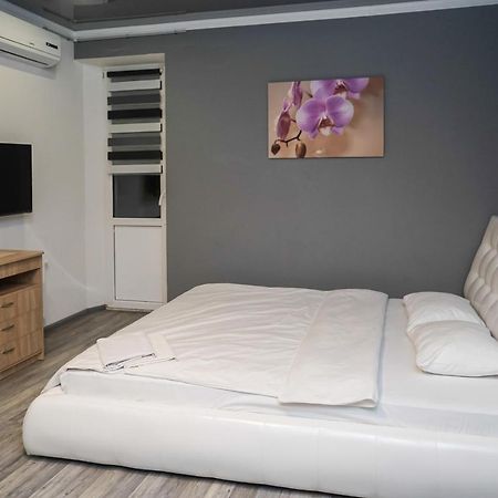 Cozy Apartment In A New Building Close To The Downtown Kijev Kültér fotó